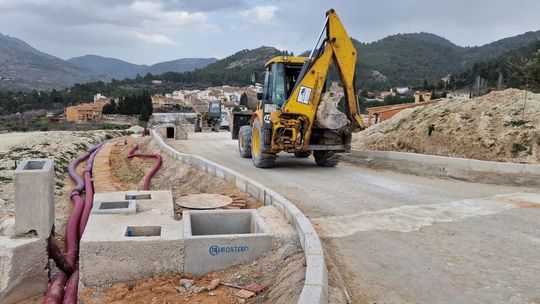 máquina excavadora en obra