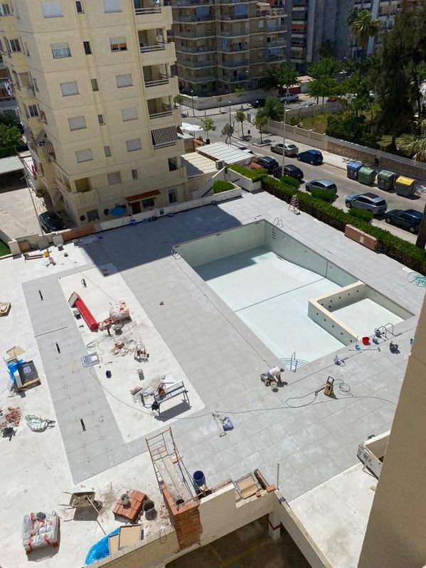 Vista de piscina en construcción