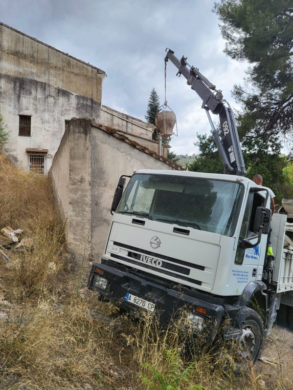 camión en obra de construcción